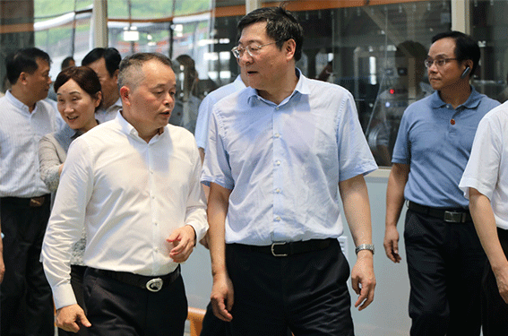 省委书记杜家毫参观耀世娱乐
智能制造（邵阳）有限公司