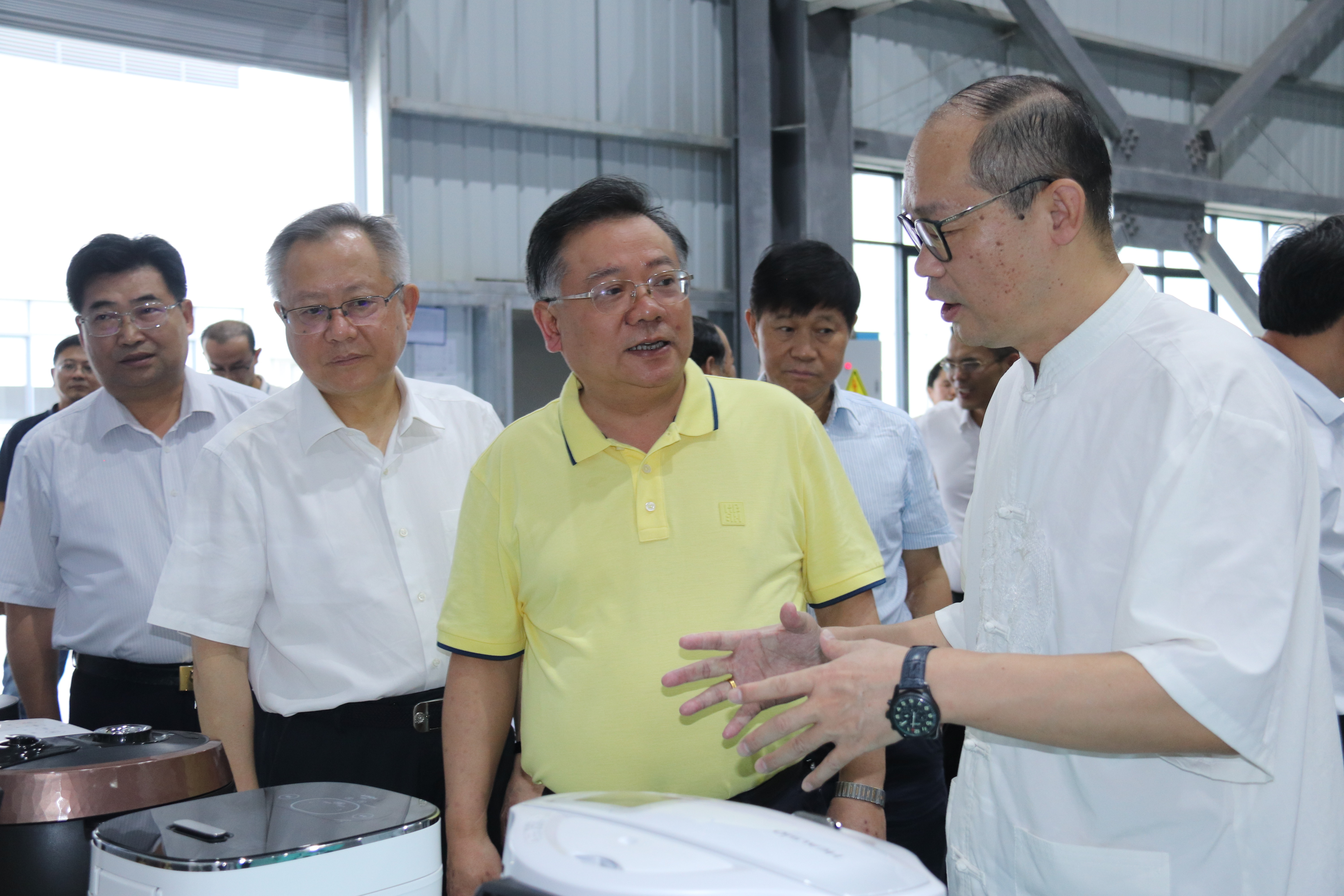 湖南省政协党组成员、副主席易鹏飞等省政协赴邵阳经开区耀世娱乐
产业项目调研团一行