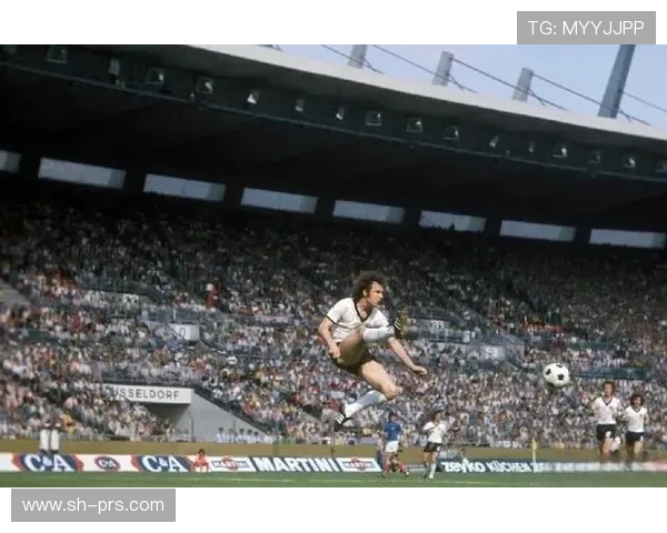 贝肯鲍尔足球美学如何重塑现代足球技艺与艺术的完美融合分析