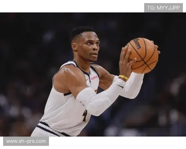 威斯布鲁克突破制造错位助攻，提升球队关键时刻进攻效率