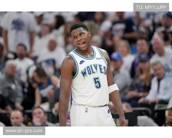 爱德华兹无球跑动拉开空间，主导森林狼进攻体系